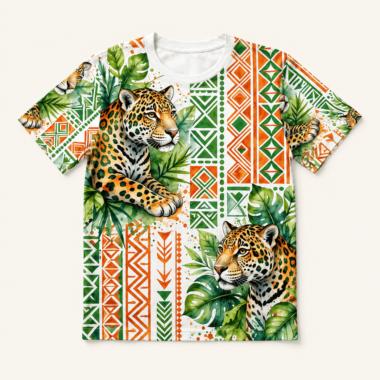 Camiseta branca com onças, folhagens e grafismos verdes e laranja