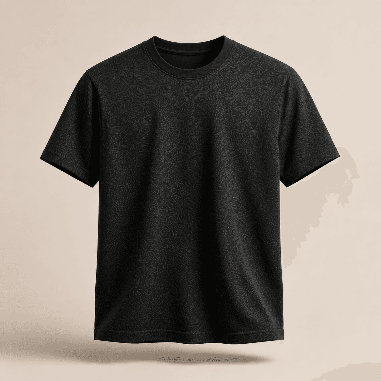 Camiseta preta com padrão topográfico tom sobre tom