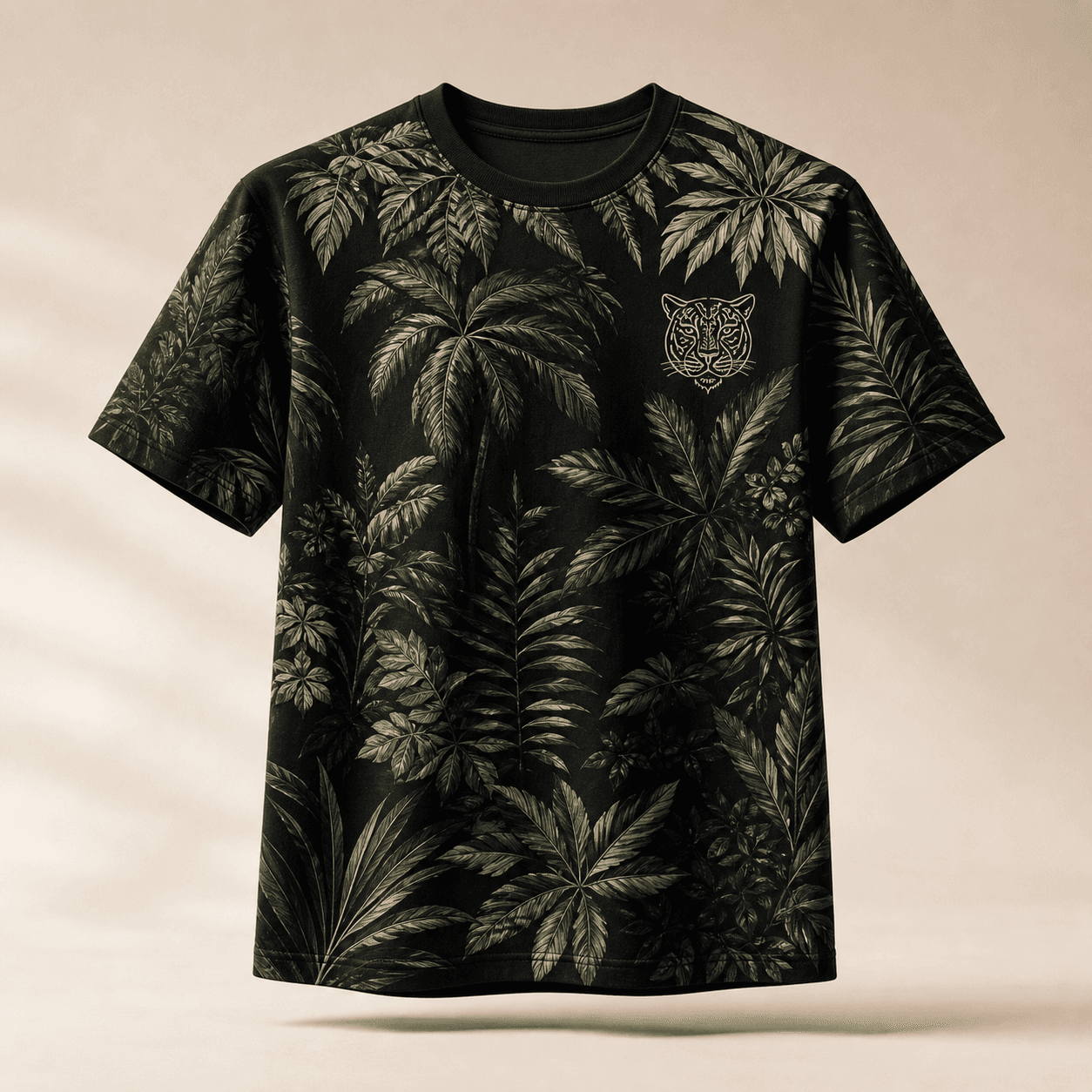 Camiseta preta com folhagens verde-escuras e emblema felino